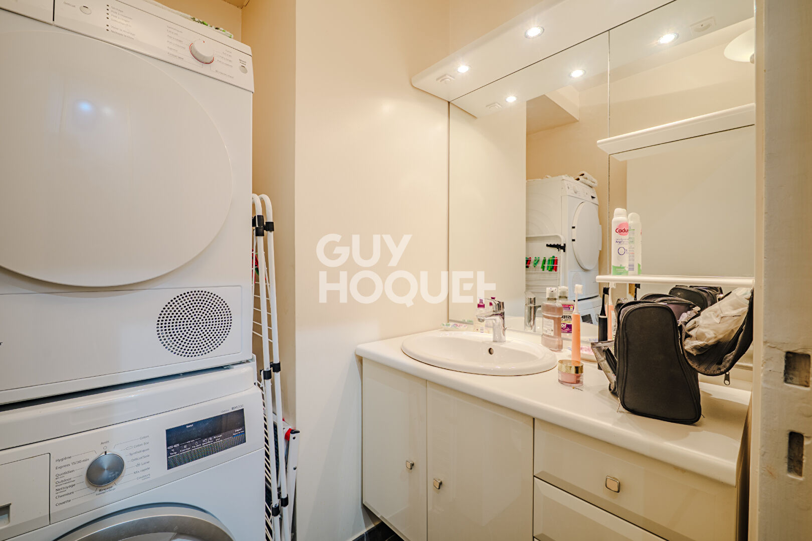 Grand T3 avec balcon filant au calme, double parking et cave dans secteur premium de Chantilly