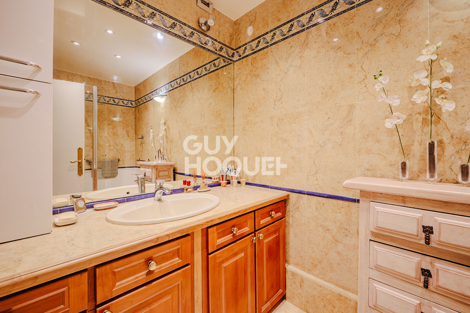 Grand T3 avec balcon filant au calme, double parking et cave dans secteur premium de Chantilly