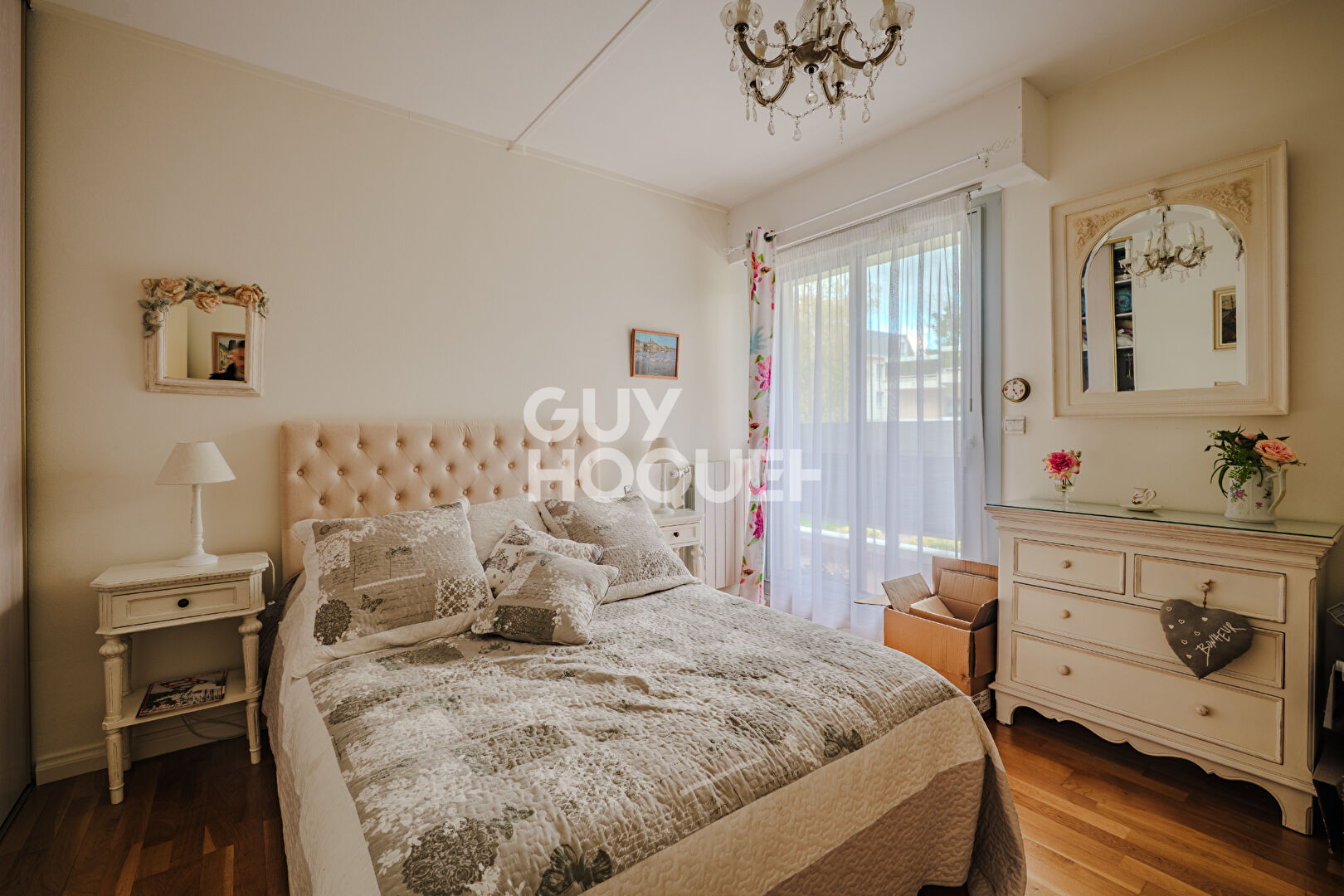 Grand T3 avec balcon filant au calme, double parking et cave dans secteur premium de Chantilly