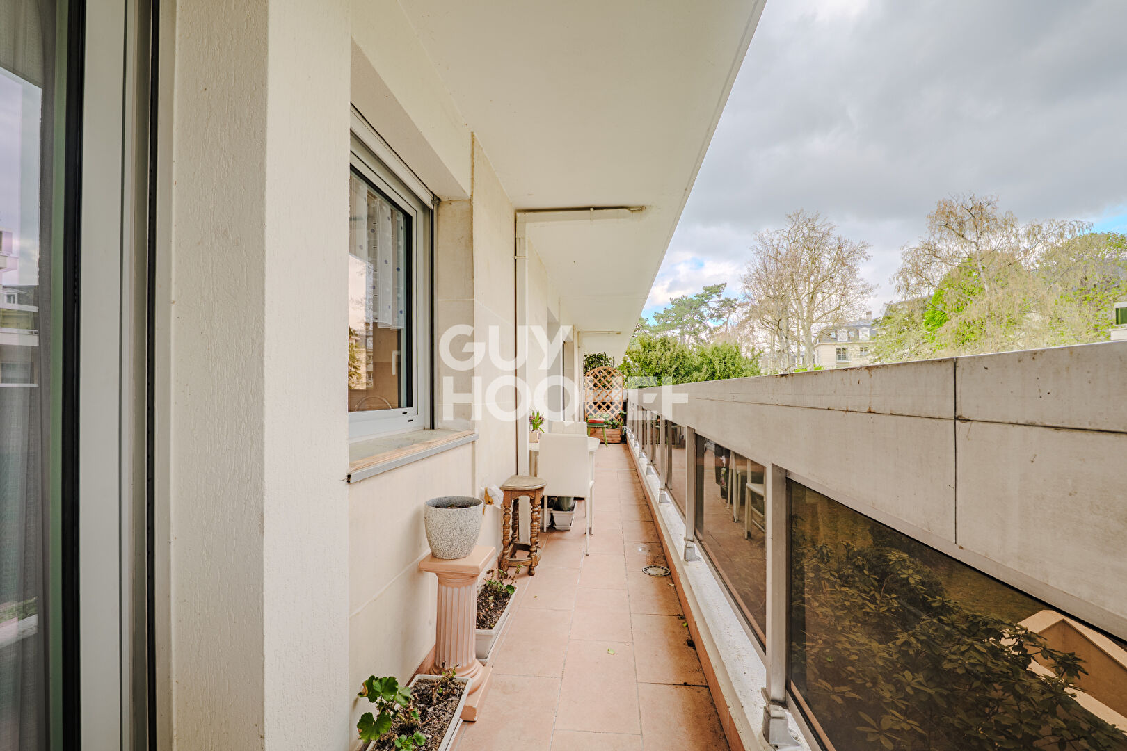 Grand T3 avec balcon filant au calme, double parking et cave dans secteur premium de Chantilly