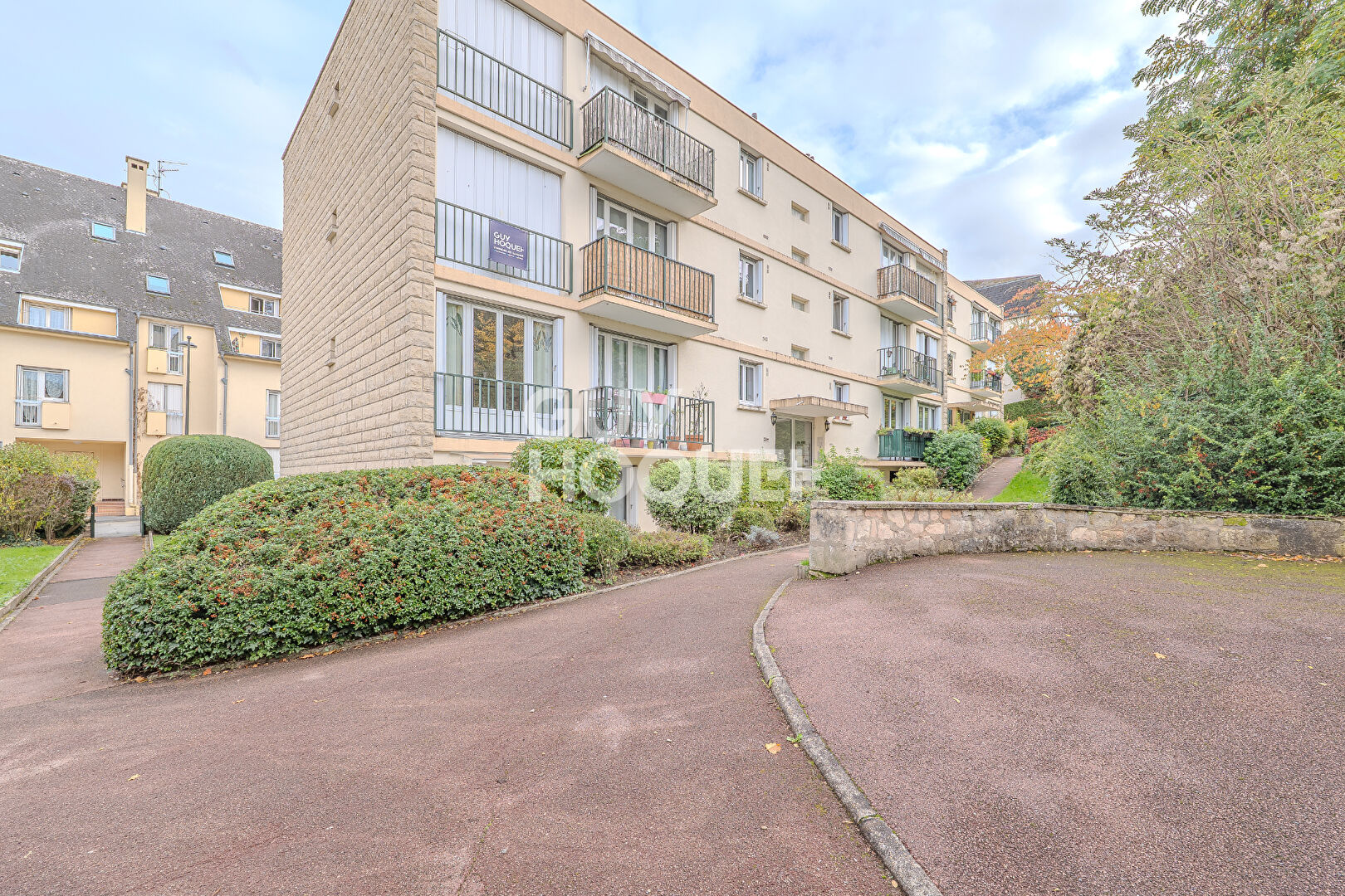 T3 entièrement rénové avec balcon, box et parking à deux pas de la gare