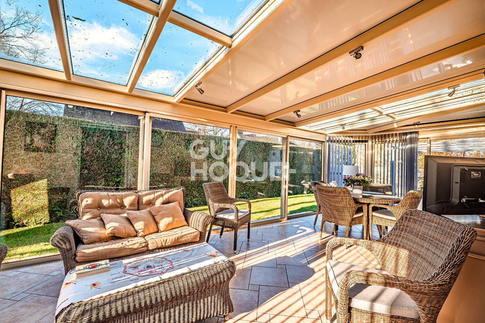 Maison familiale avec véranda de 28 m² et sous-sol total dans secteur recherché