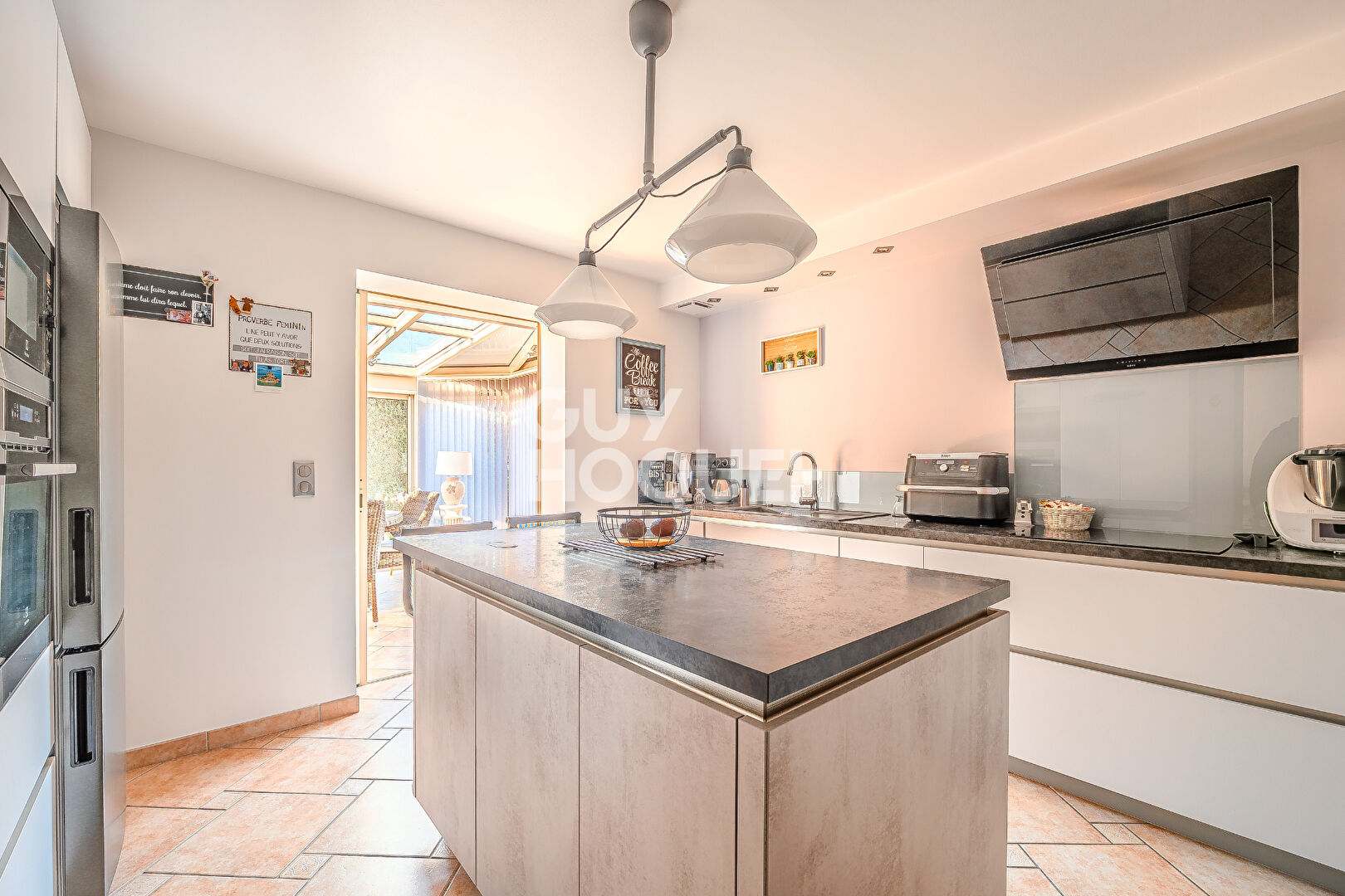 Maison familiale avec véranda de 28 m² et sous-sol total dans secteur recherché