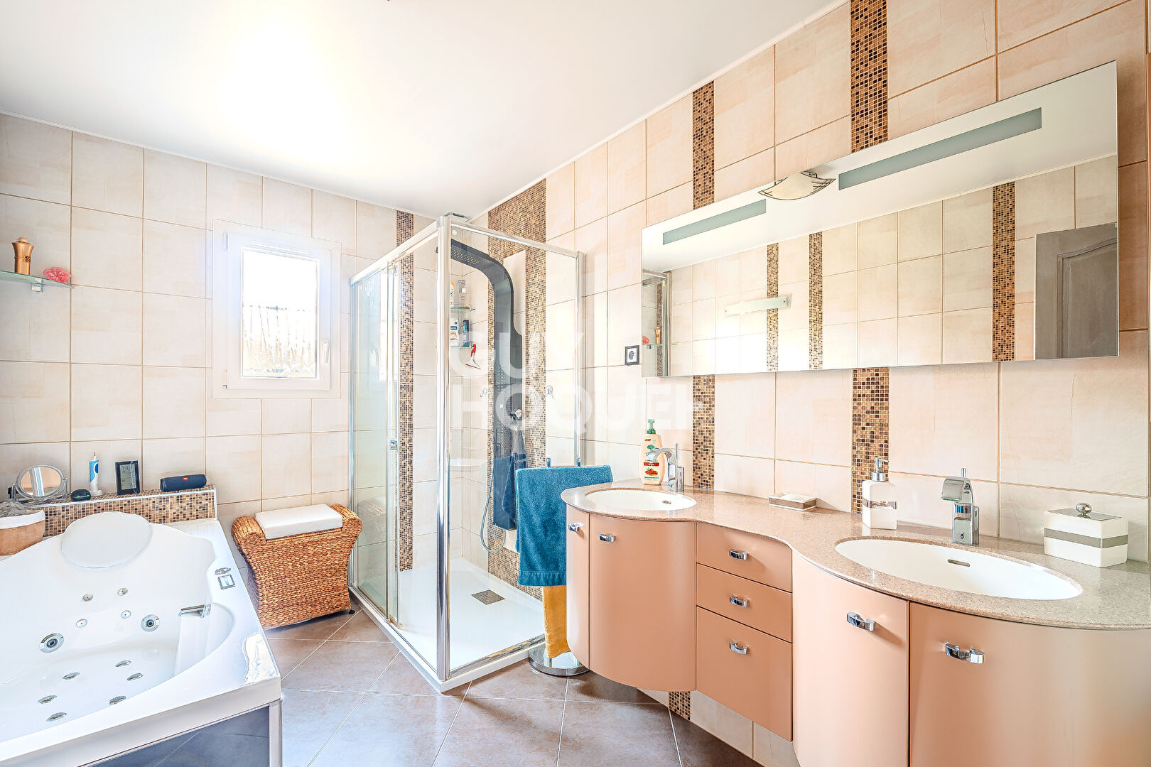 Maison familiale avec véranda de 28 m² et sous-sol total dans secteur recherché