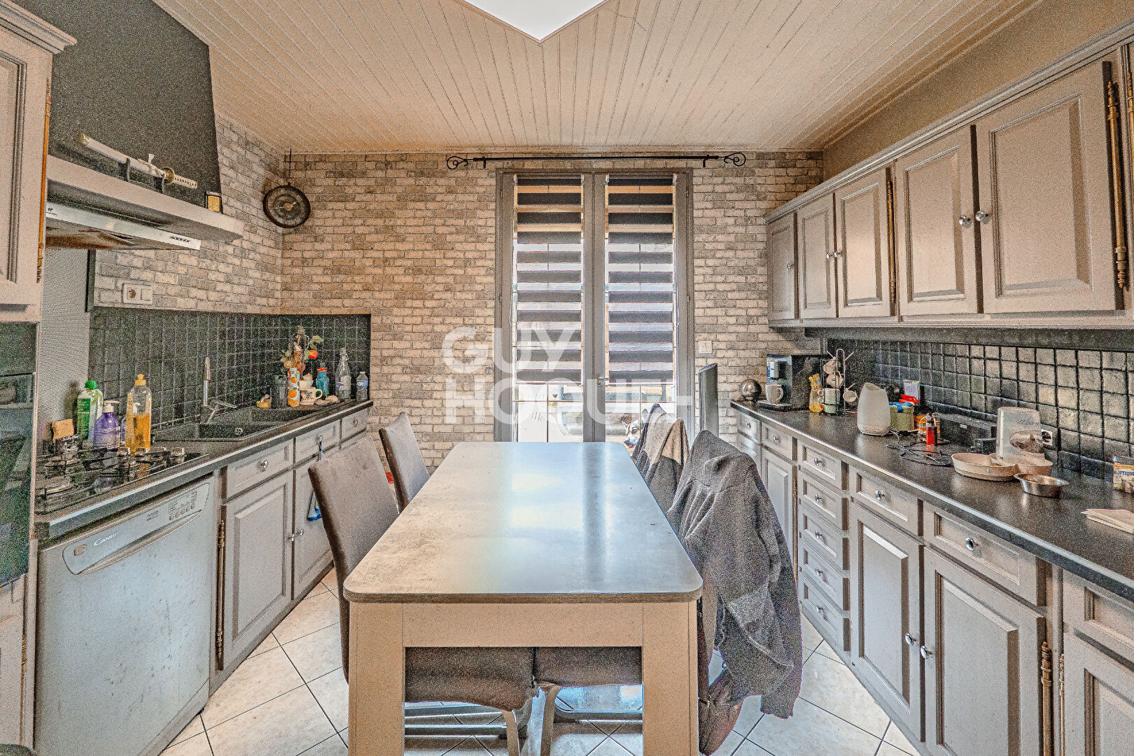 Plain-pied lumineux et fonctionnel avec vaste cave en carrière