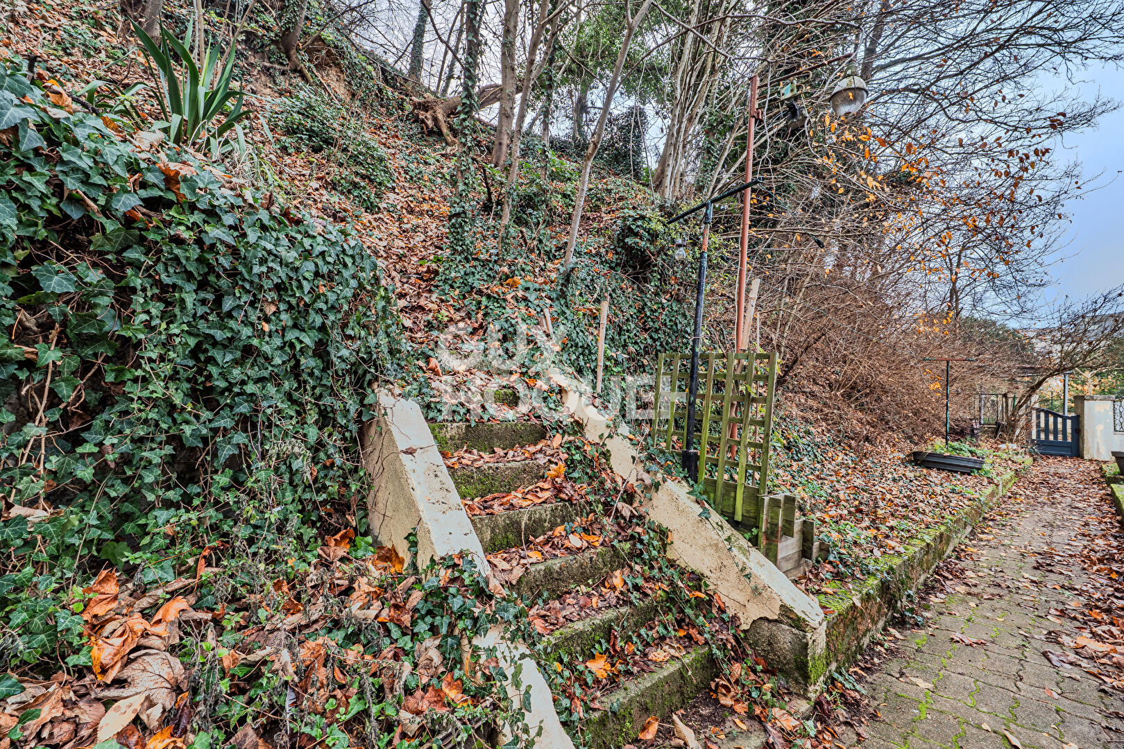 Plain-pied lumineux et fonctionnel avec vaste cave en carrière