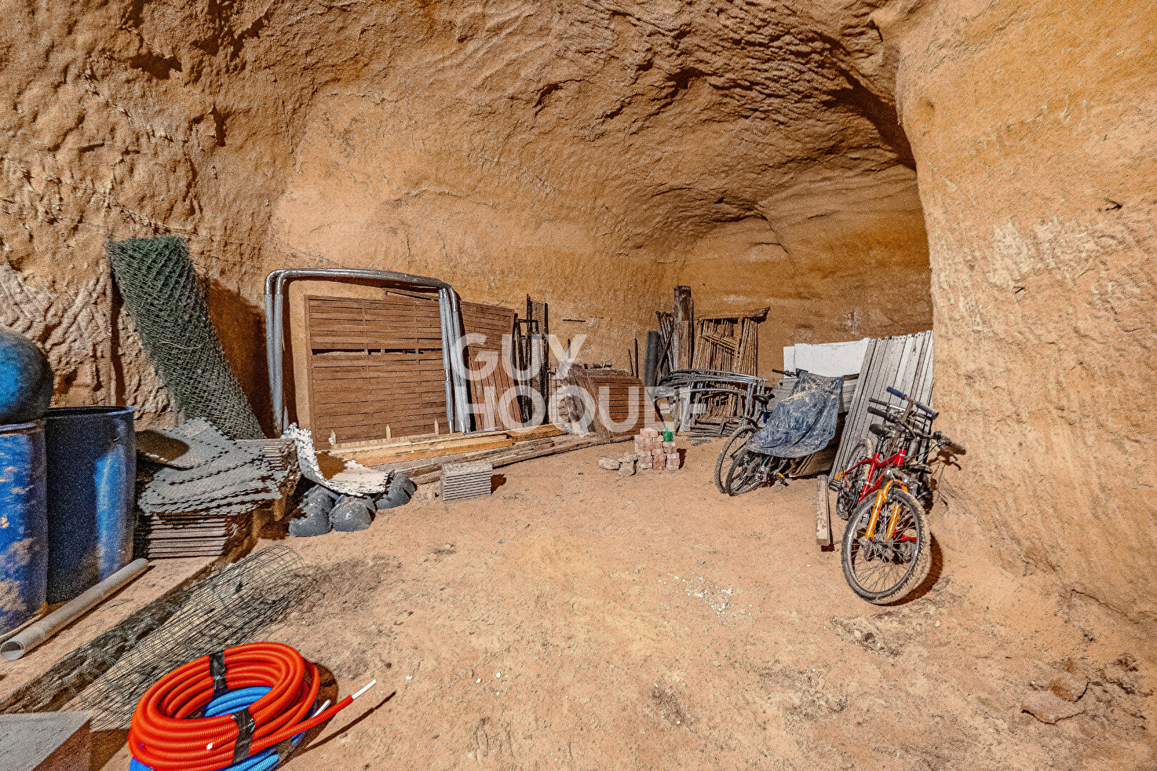 Plain-pied lumineux et fonctionnel avec vaste cave en carrière