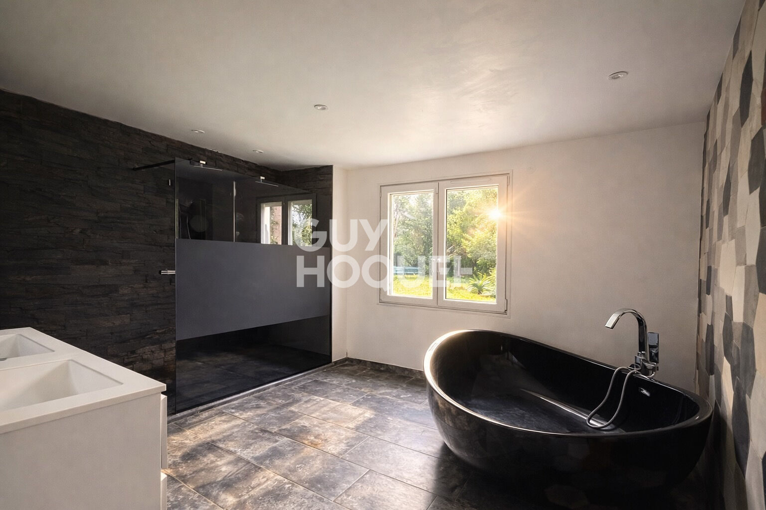 Maison familiale avec 1 100 m² de terrain et combles à aménager