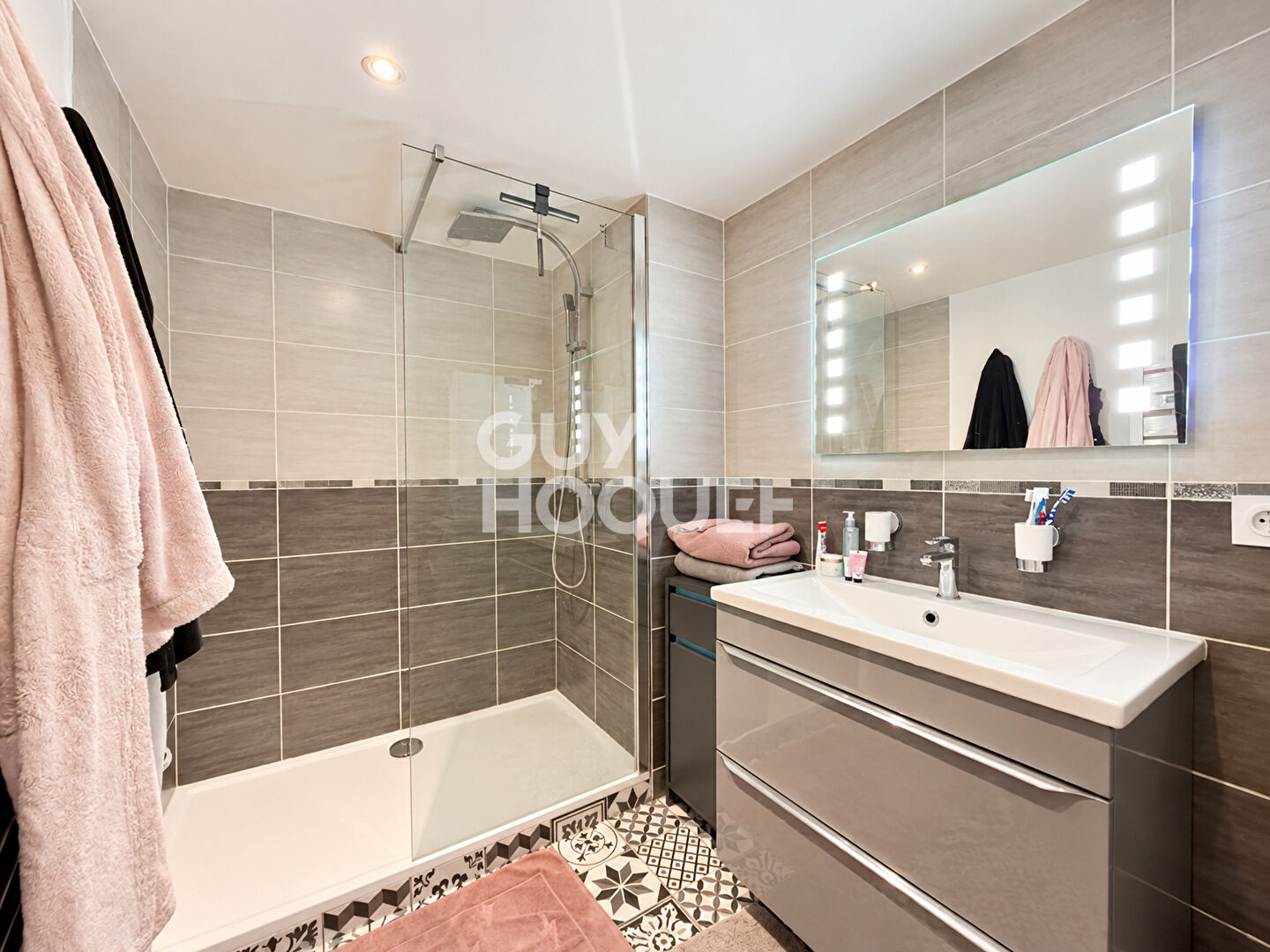 DUPLEX DE CHARME EN HYPER CENTRE DE CHANTILLY : TOIT CATHÉDRALE ET PRESTATIONS DE QUALITÉ — photo 6
