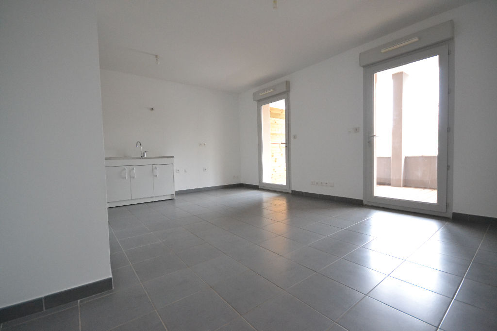 Studio récent avec terrasse et garage à Soucieu