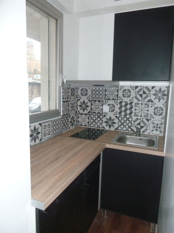 STUDIO MEUBLÉ AVEC BALCON EN CENTRE-VILLE