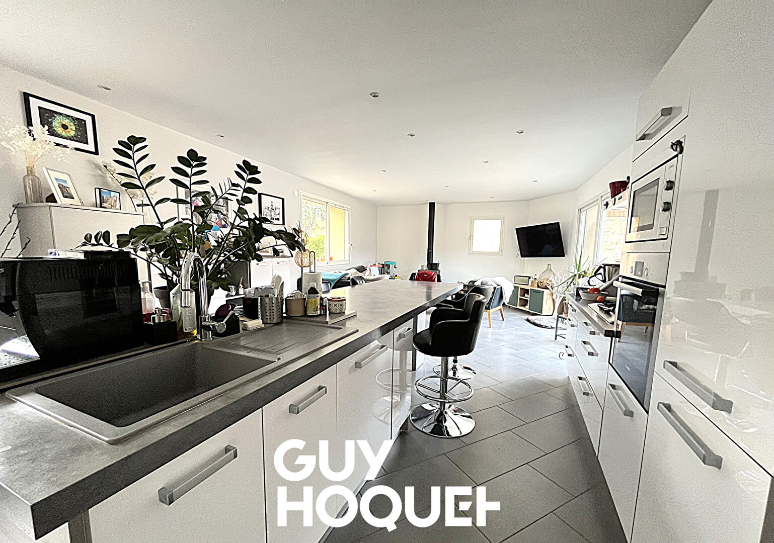 Propriété Viticole en Pierre - Deux Maisons + Dépendances et Terrain - 71960 FUISSE