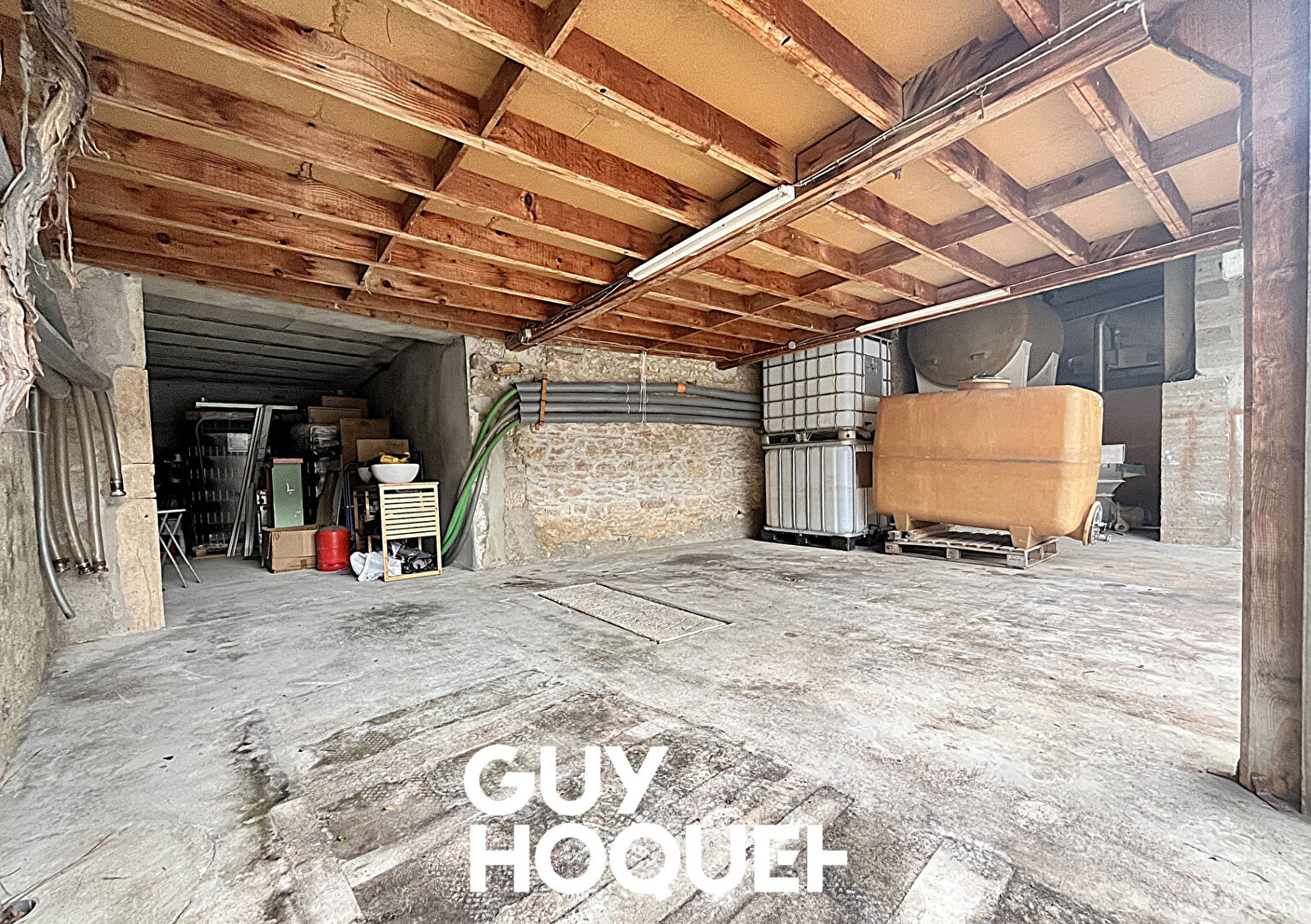 Propriété Viticole en Pierre - Deux Maisons + Dépendances et Terrain - 71960 FUISSE