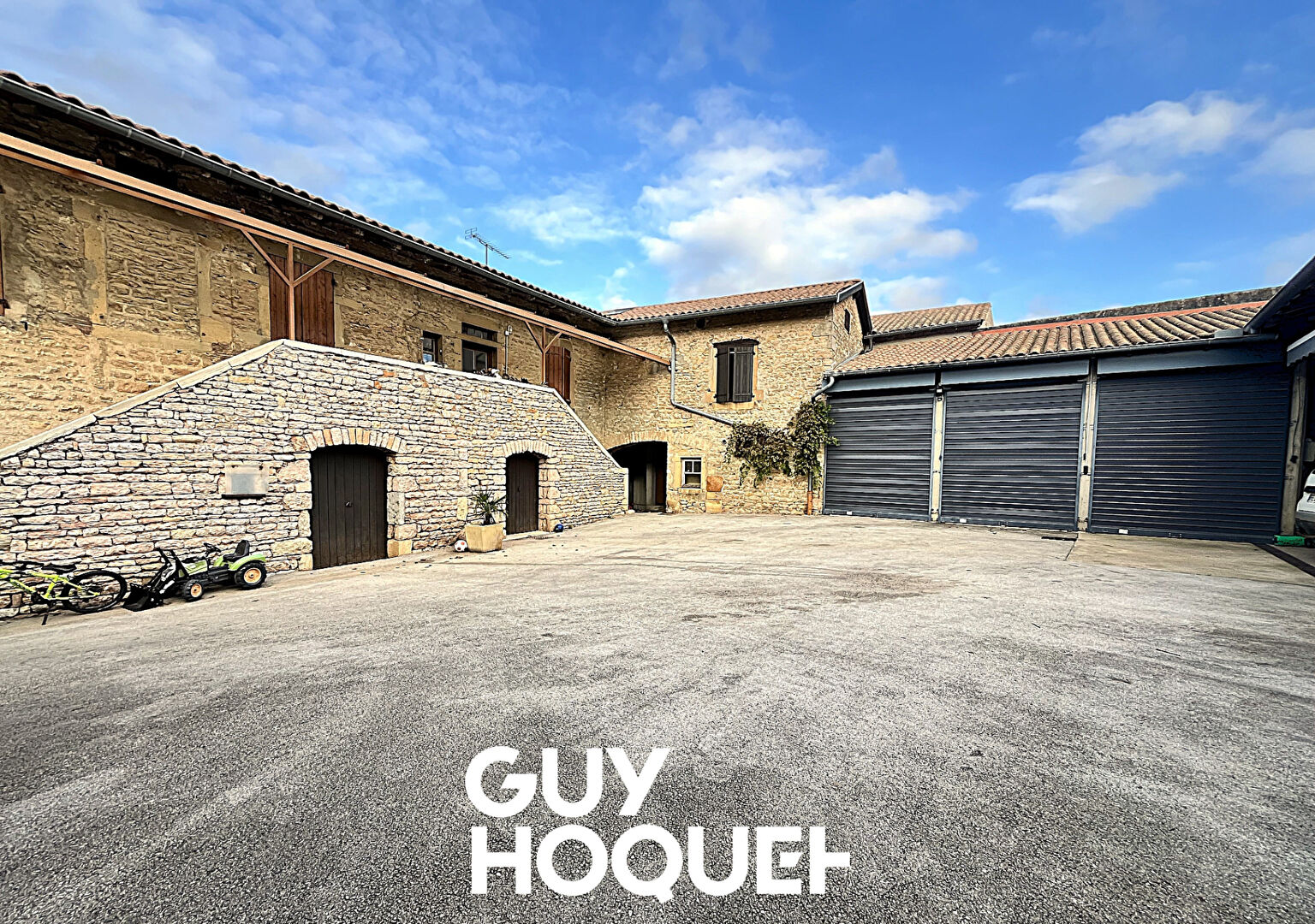 Propriété Viticole en Pierre - Deux Maisons + Dépendances et Terrain - 71960 FUISSE