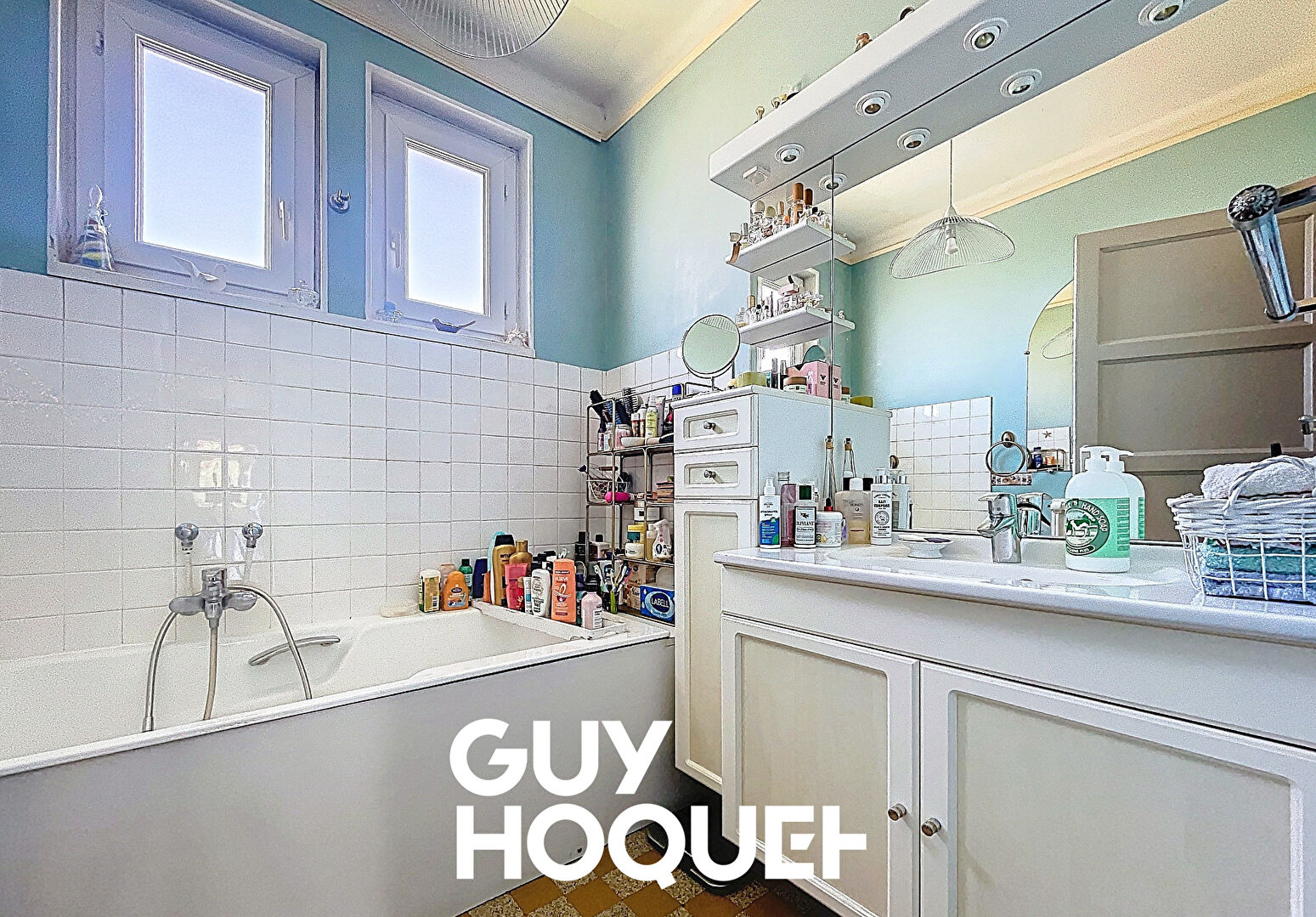 Maison de Caractère 3 Chs + Bureau, Salle de Jeux, Dépendances et Terrain de 735 m² - 71000 FLACE LES MACON