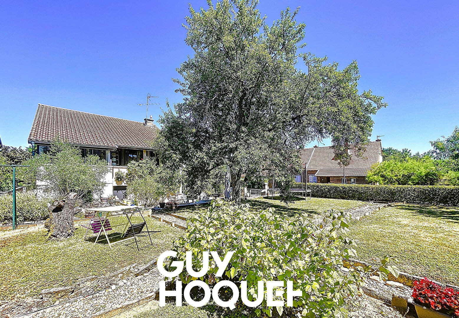 Maison de Caractère 3 Chs + Bureau, Salle de Jeux, Dépendances et Terrain de 735 m² - 71000 FLACE LES MACON