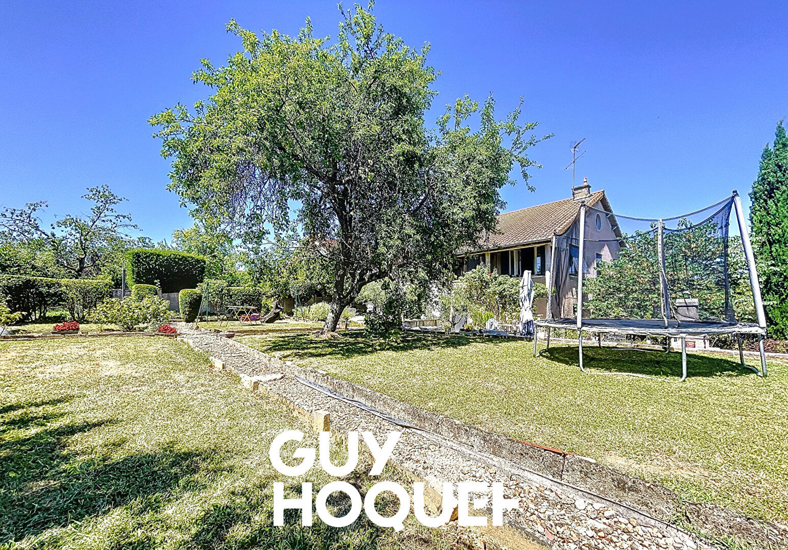 Maison de Caractère 3 Chs + Bureau, Salle de Jeux, Dépendances et Terrain de 735 m² - 71000 FLACE LES MACON