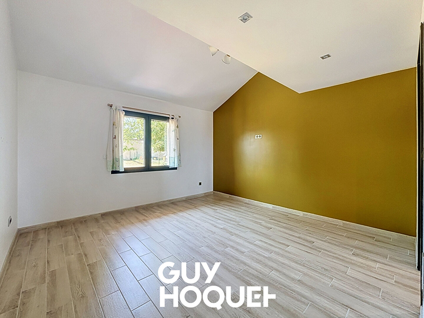 Villa Contemporaine 3 Chs + Bureau et terrain de 1021 m² - 71680 CRECHES SUR SAONE