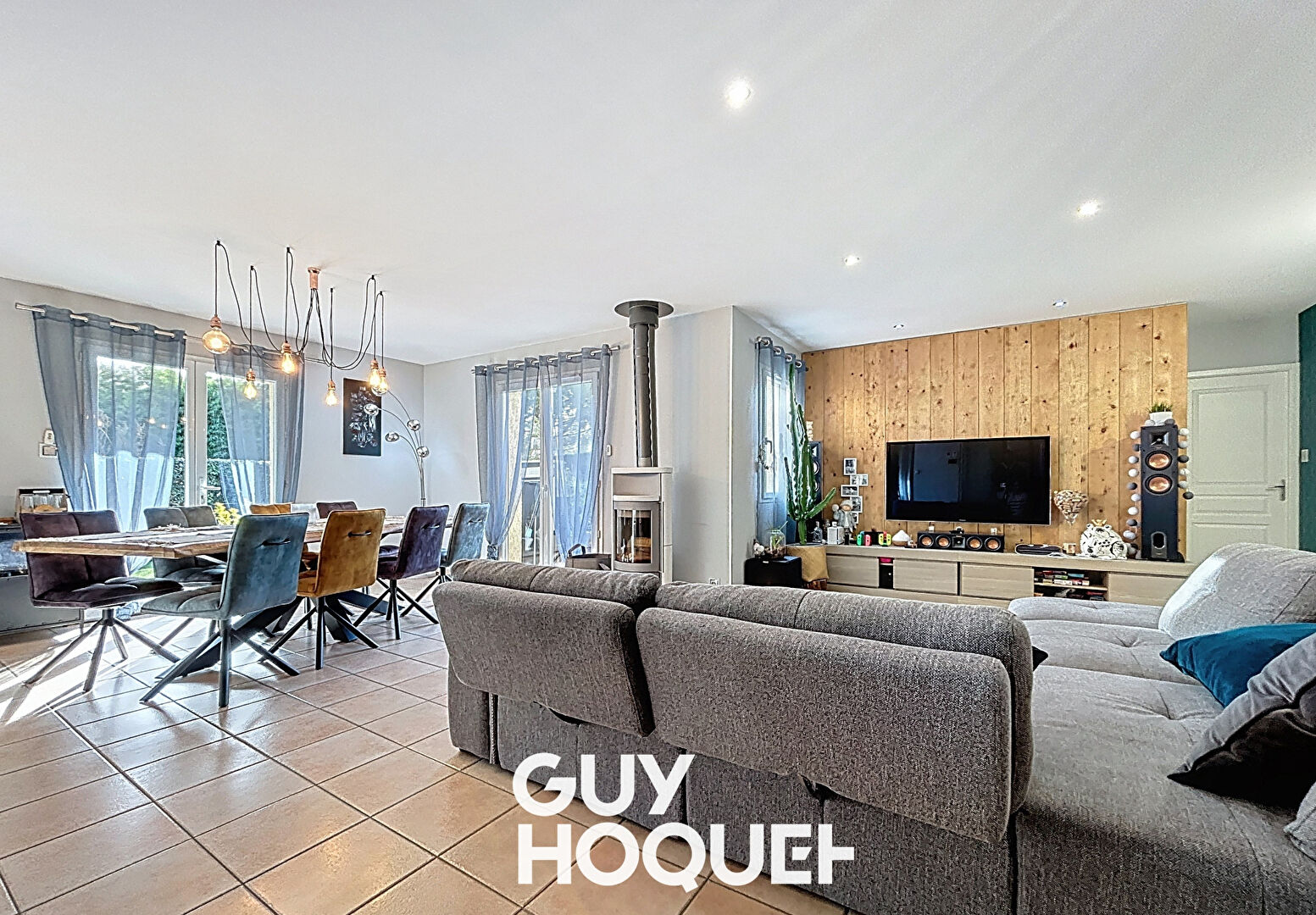 Villa Plain pied 4 chambres et Terrain de 832 m² environ - 71000 SENNECE LES MACON