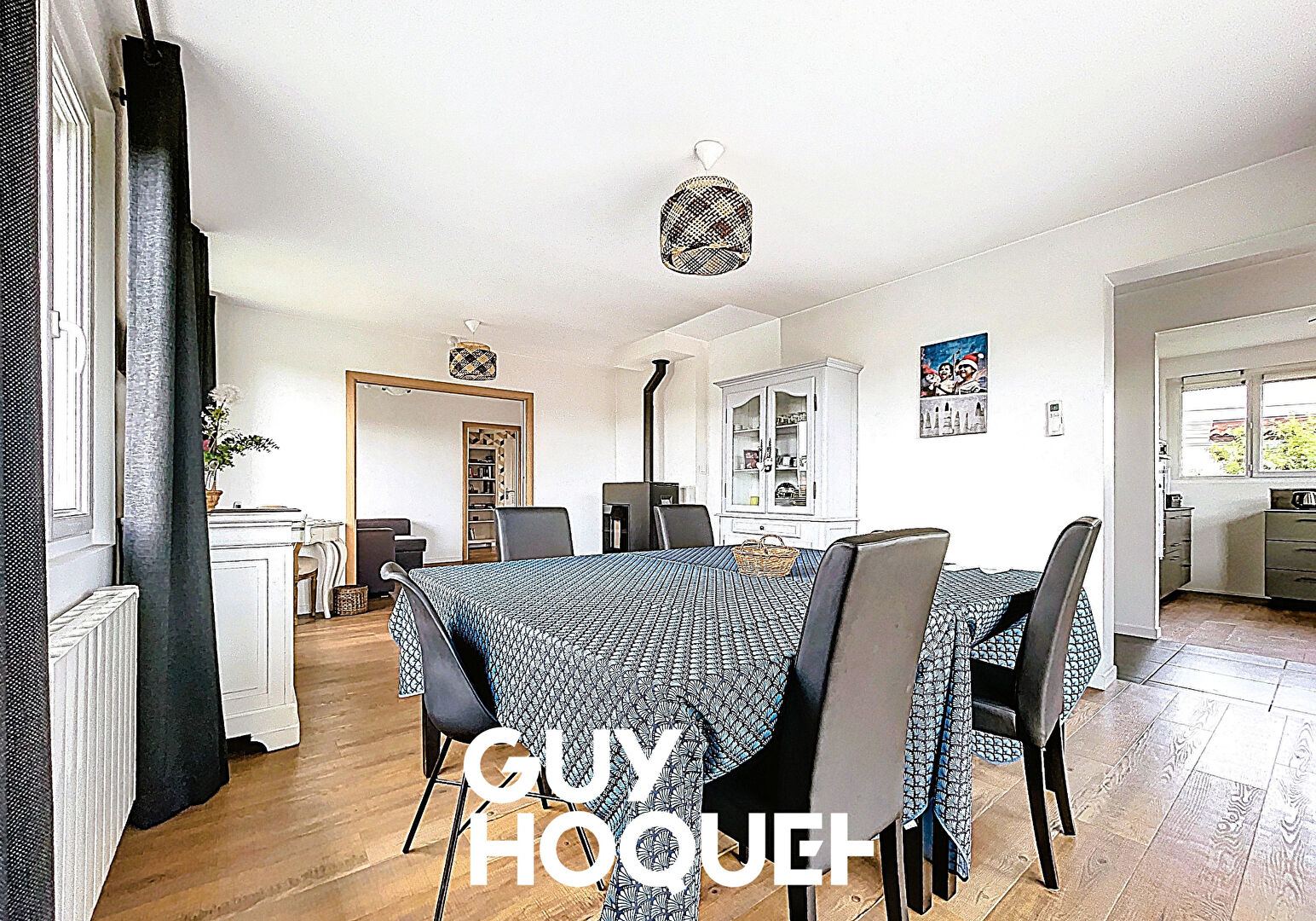 Villa 4 Chs + Bureau et Double Garage avec 600 m² de terrain environ - 71850 CHARNAY LES MACON