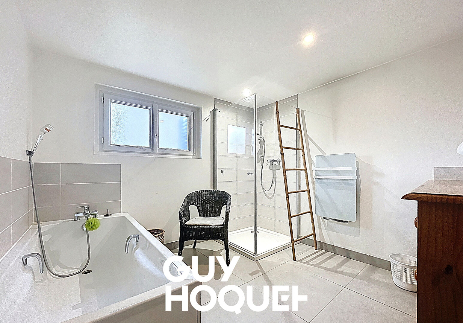 Villa 4 Chs + Bureau et Double Garage avec 600 m² de terrain environ - 71850 CHARNAY LES MACON