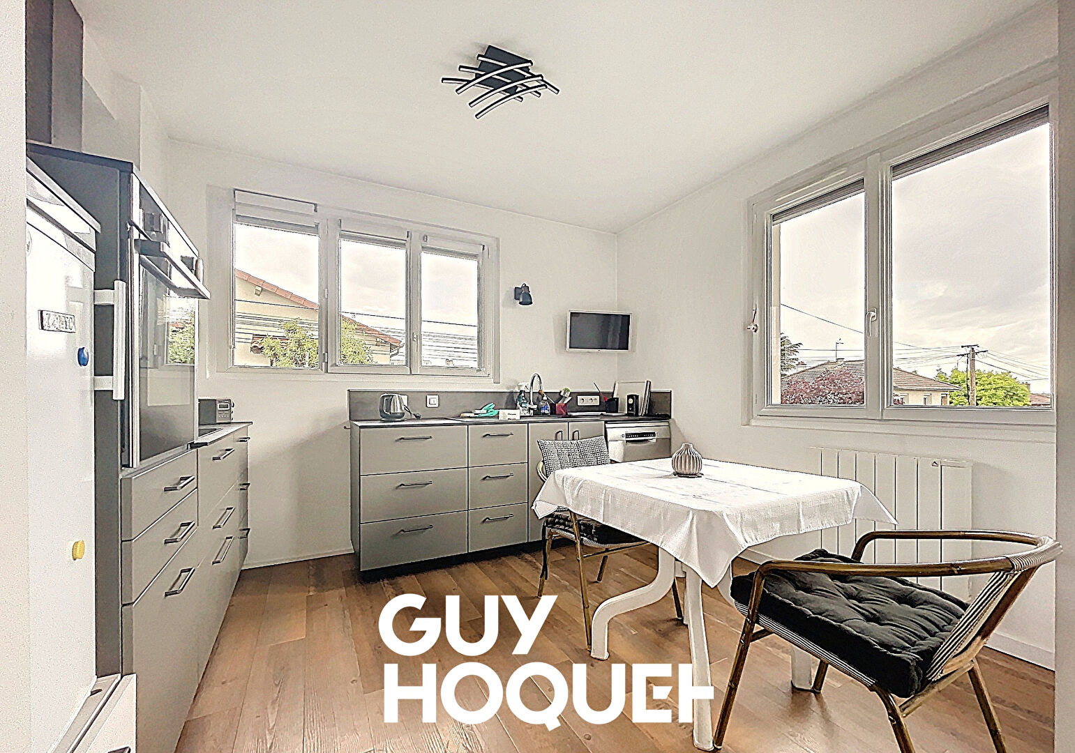 Villa 4 Chs + Bureau et Double Garage avec 600 m² de terrain environ - 71850 CHARNAY LES MACON