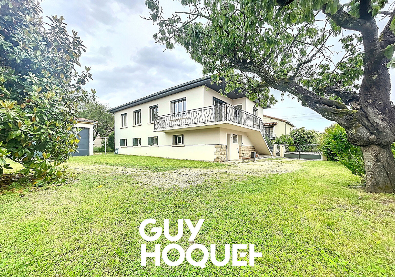 Villa 4 Chs + Bureau et Double Garage avec 600 m² de terrain environ - 71850 CHARNAY LES MACON