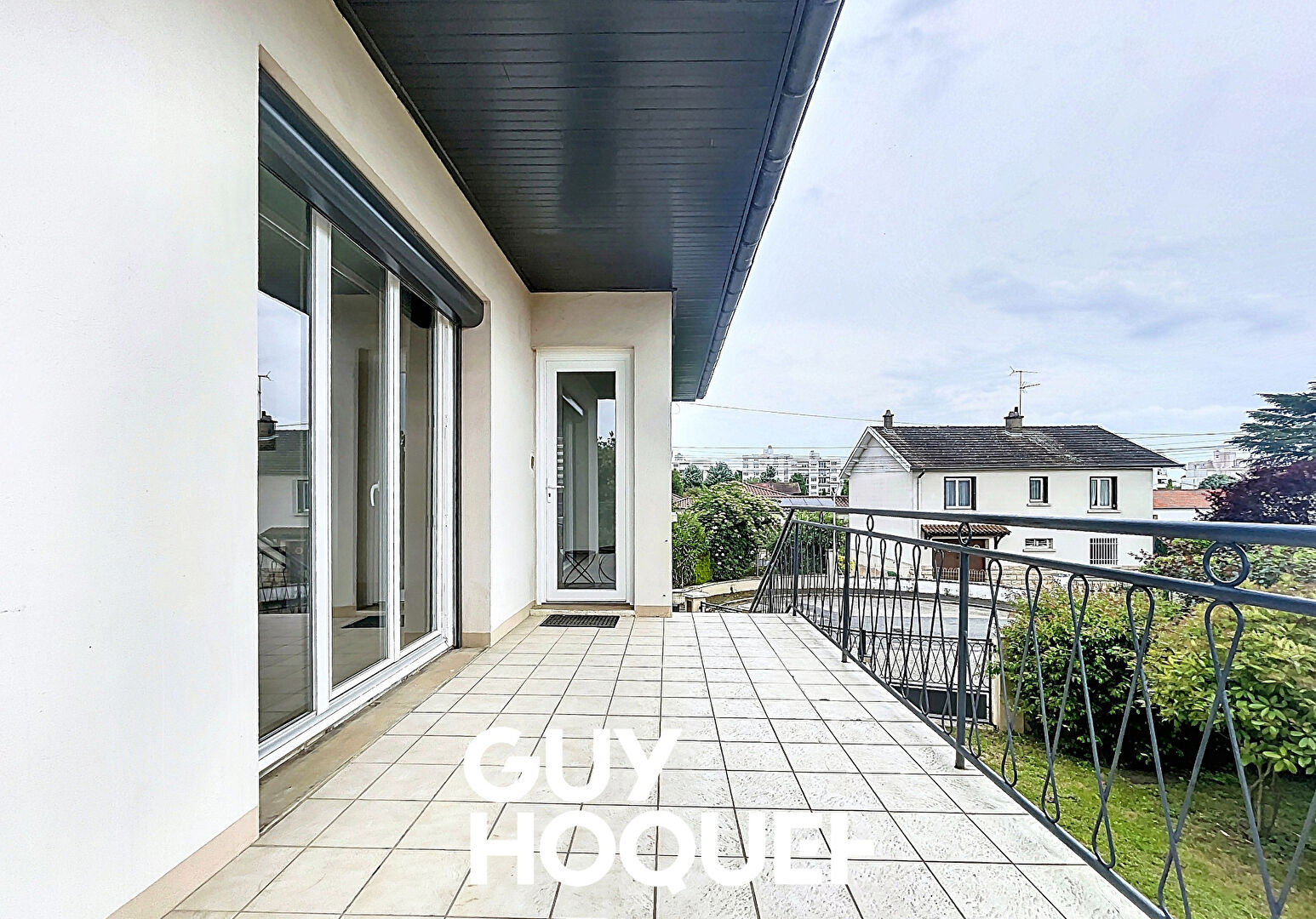 Villa 4 Chs + Bureau et Double Garage avec 600 m² de terrain environ - 71850 CHARNAY LES MACON