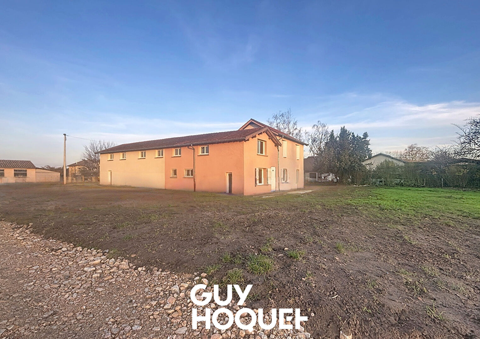 Plateau Viabilisé 92m² avec Beau Potentiel & Terrain 220m² - 71000 VARENNES-LES-MÂCON