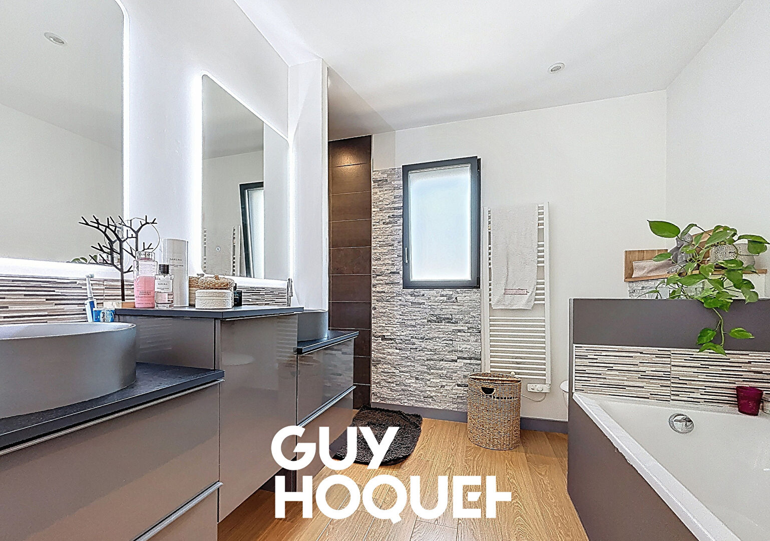 Villa Contemporaine 5 Chambres + Piscine - 71850 CHARNAY LES MACON