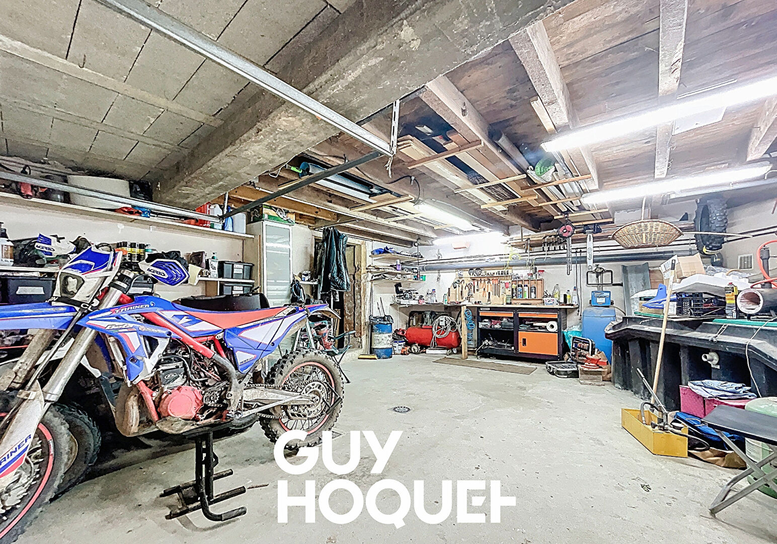 Maison en pierre 2 Chambres + Bureau + Garage et cour - 71570 SAINT AMOUR BELLEVUE