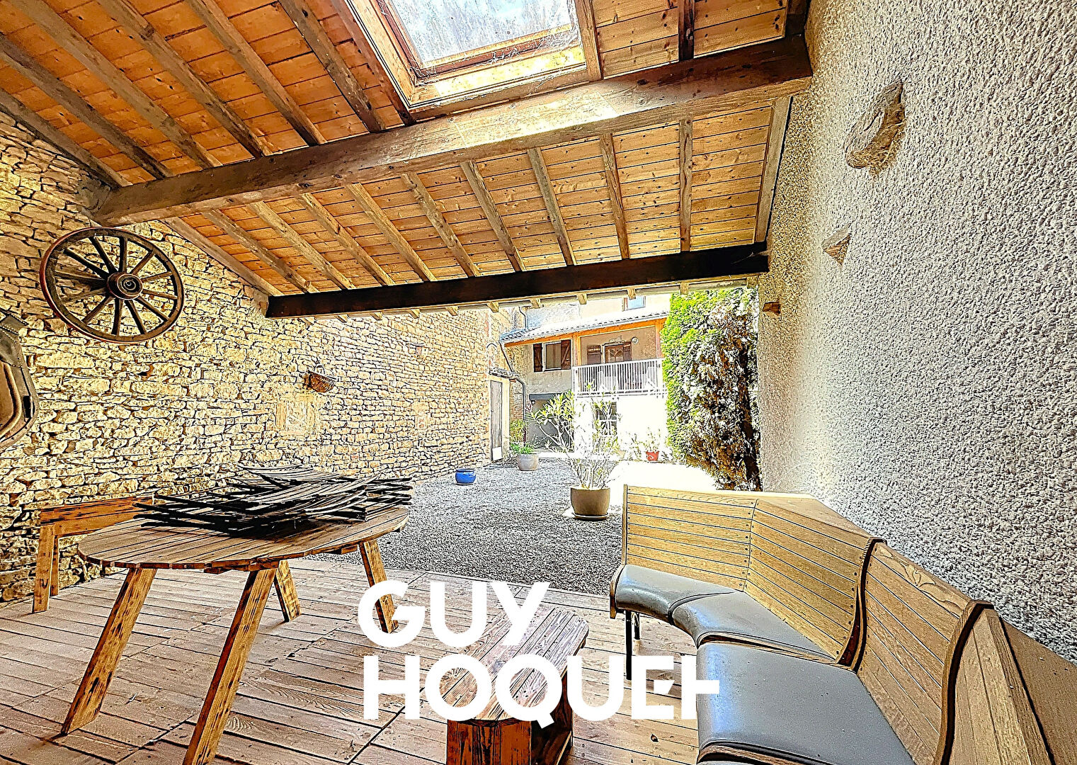 Maison en Pierre 2 Chs + Bureau et terrasse avec terrain de 607 m² environ - 71850 CHARNAY LES MACON