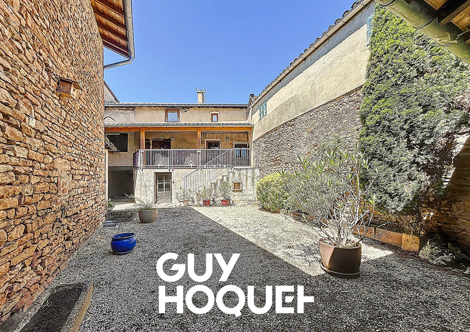 Maison en Pierre 2 Chs + Bureau et terrasse avec terrain de 607 m² environ - 71850 CHARNAY LES MACON