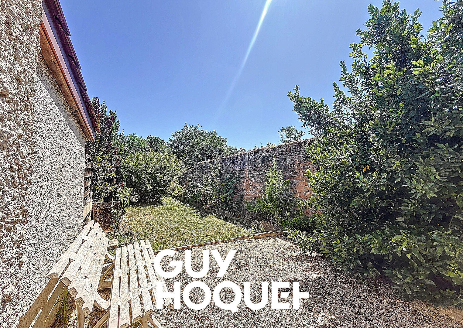 Maison en Pierre 2 Chs + Bureau et terrasse avec terrain de 607 m² environ - 71850 CHARNAY LES MACON