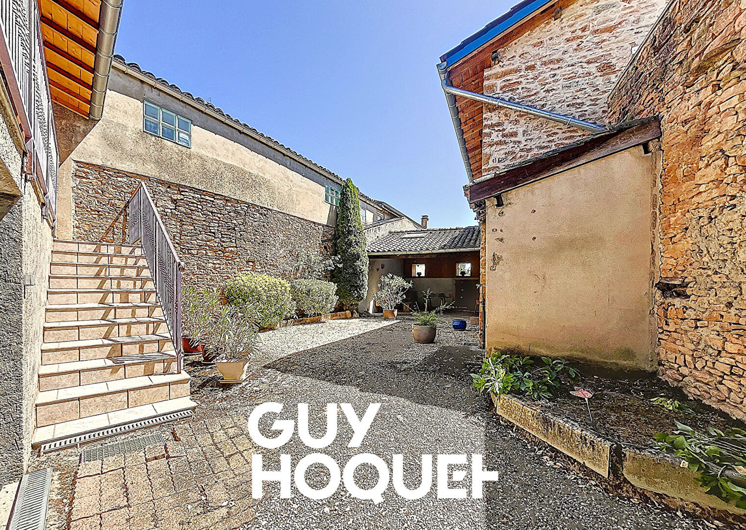 Maison en Pierre 2 Chs + Bureau et terrasse avec terrain de 607 m² environ - 71850 CHARNAY LES MACON