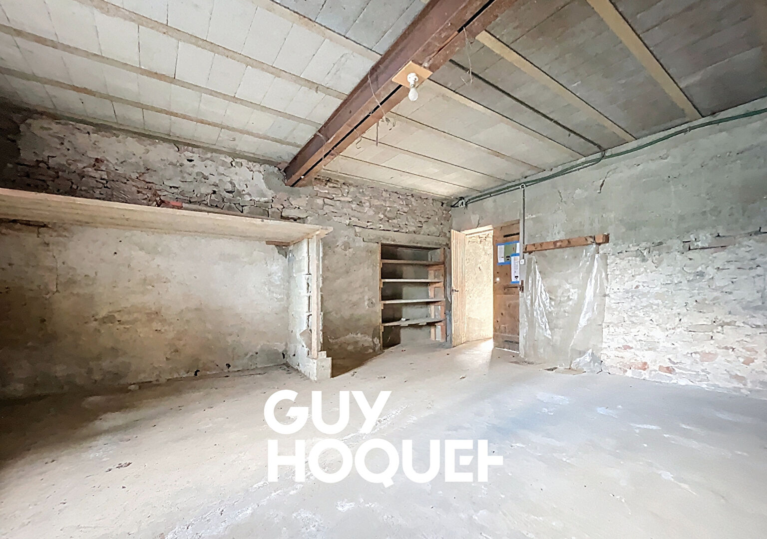 Plateau Viabilisé 71m² avec Beau Potentiel & Terrain 303m² - 71000 VARENNES-LES-MÂCON