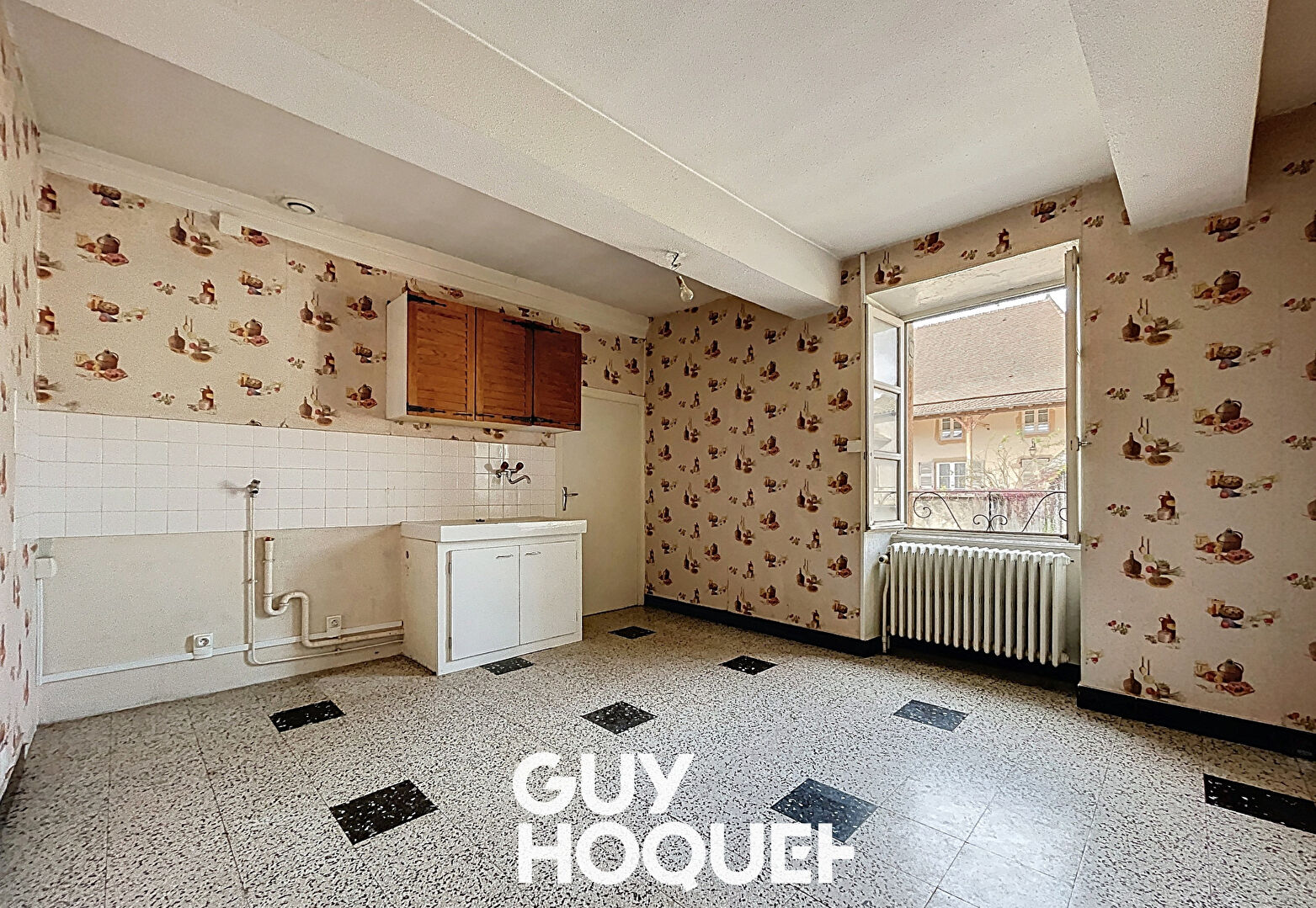 Immeuble 3 Appartements à rénover avec garages et Grenier aménageable - 71260 AZÉ