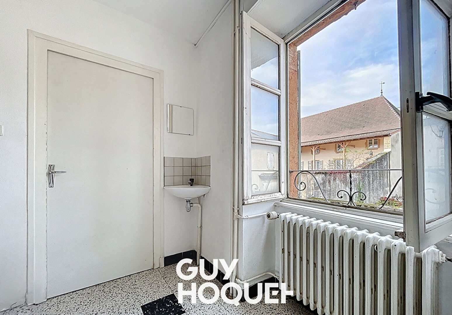 Immeuble 3 Appartements à rénover avec garages et Grenier aménageable - 71260 AZÉ