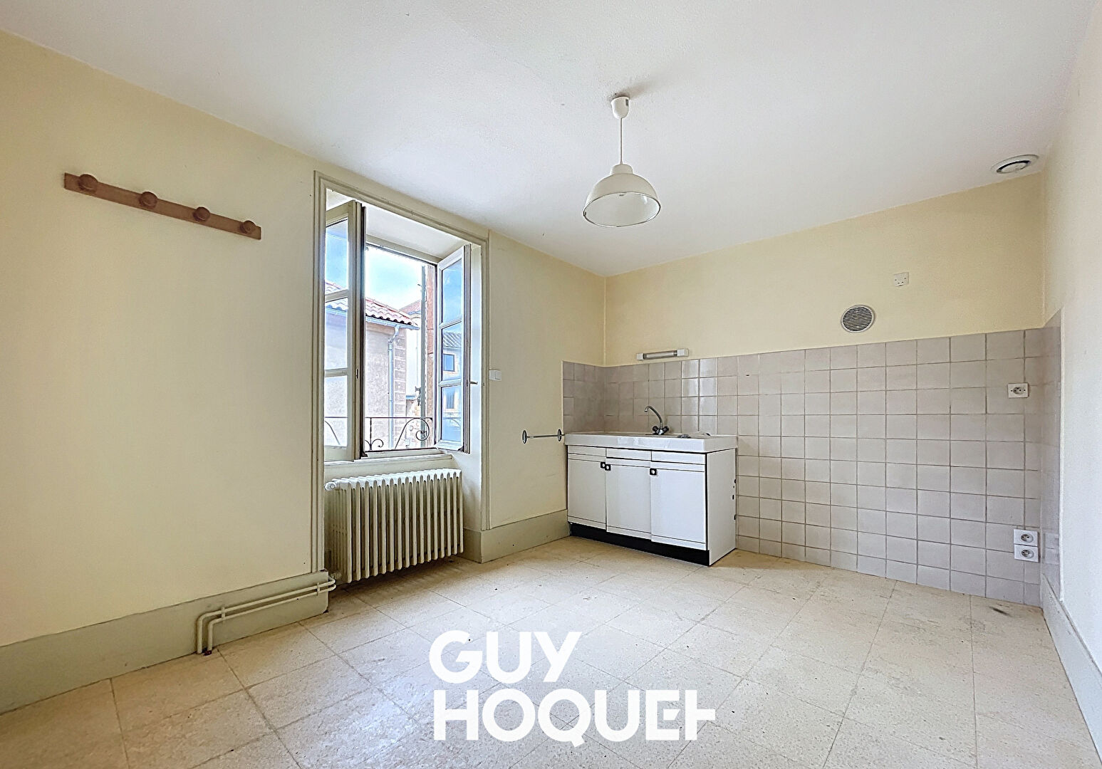 Immeuble 3 Appartements à rénover avec garages et Grenier aménageable - 71260 AZÉ