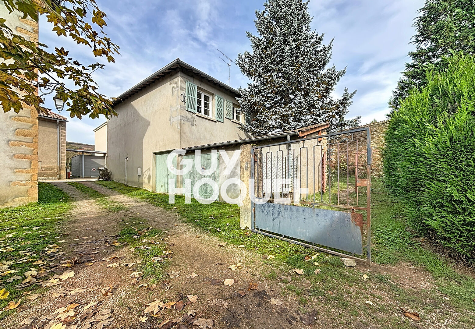 Maison de village à rénover 2 Chs + Garage - 71260 AZÉ