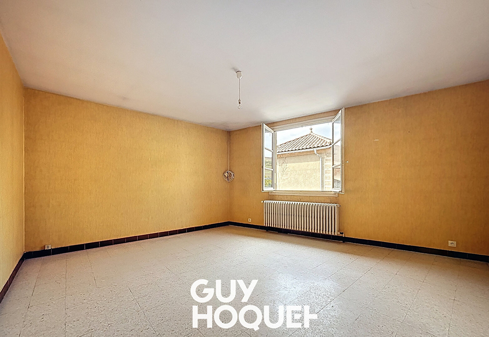 Maison de village à rénover 2 Chs + Garage - 71260 AZÉ