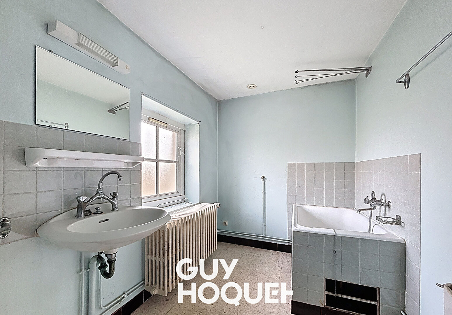 Maison de village à rénover 2 Chs + Garage - 71260 AZÉ