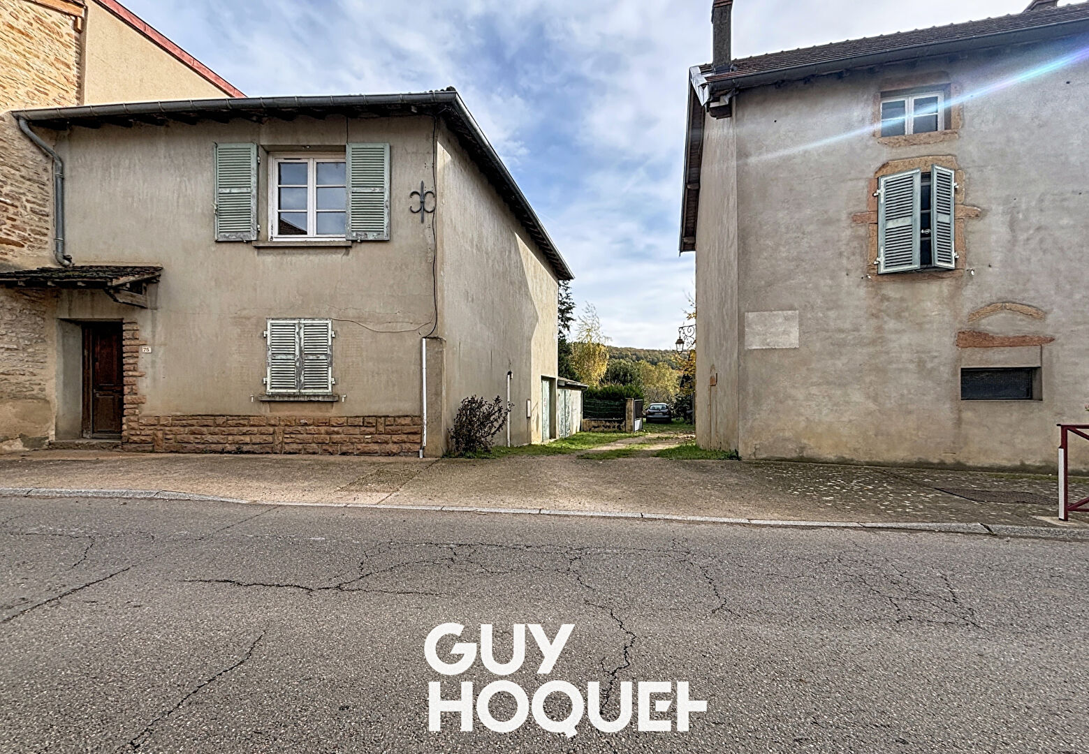 Maison de village à rénover 2 Chs + Garage - 71260 AZÉ