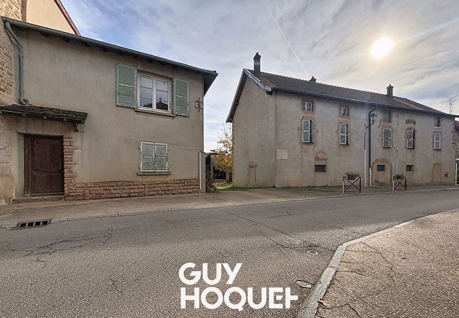 Maison de village à rénover 2 Chs + Garage - 71260 AZÉ