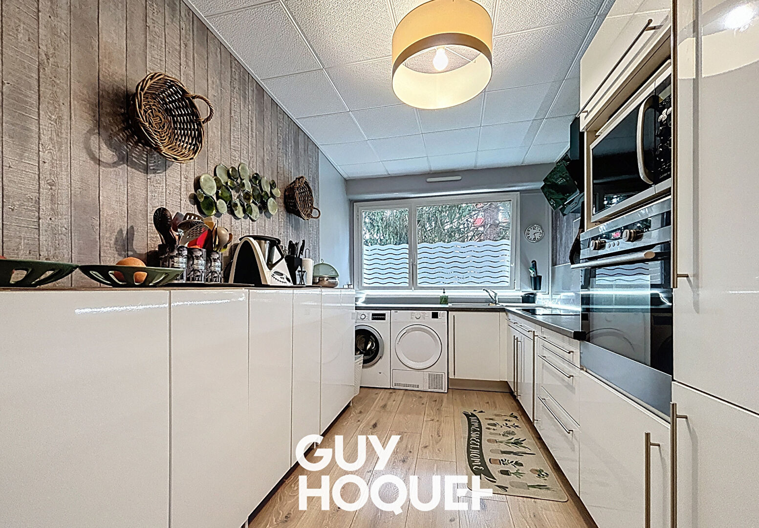 Dans une résidence entretenue et verdoyante - T5 avec terrasse et parkings