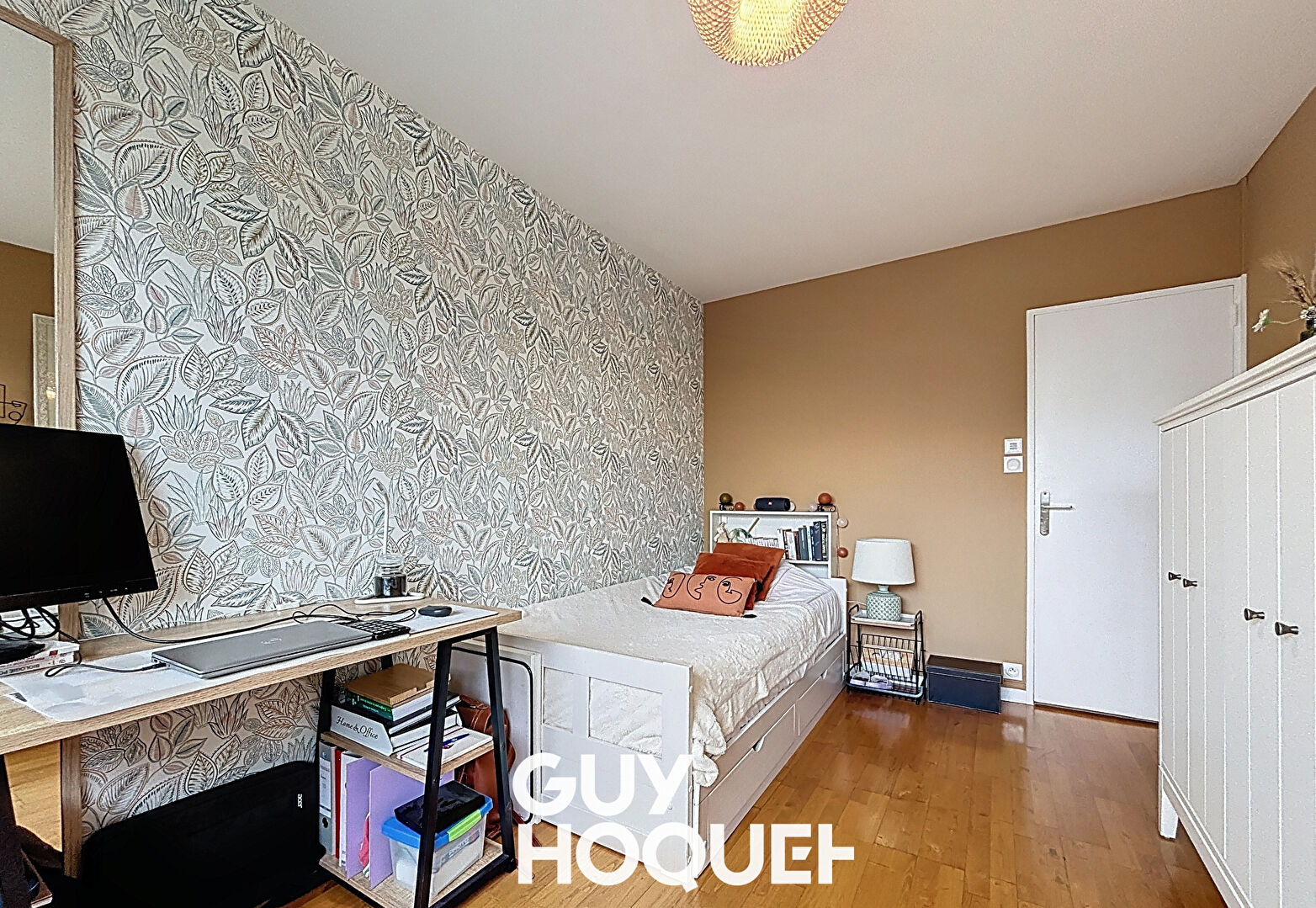 Dans une résidence entretenue et verdoyante - T5 avec terrasse et parkings