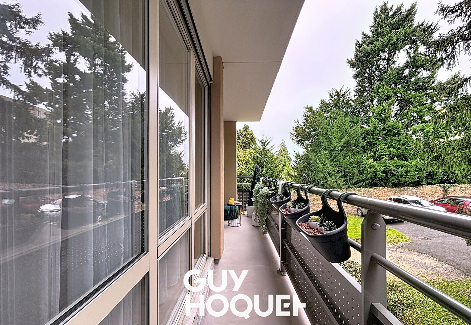 Dans une résidence entretenue et verdoyante - T5 avec terrasse et parkings