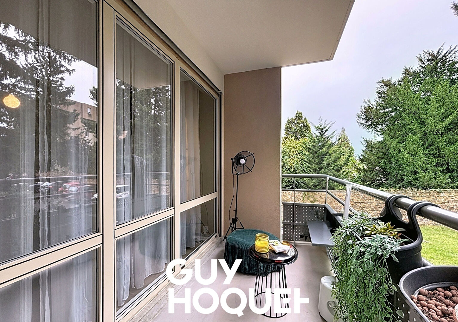 Dans une résidence entretenue et verdoyante - T5 avec terrasse et parkings