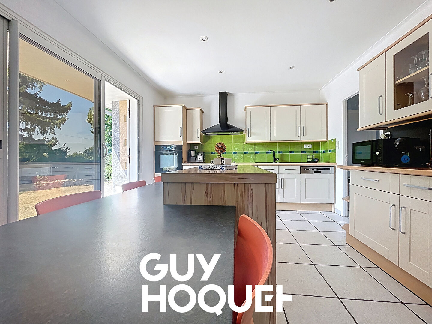 Villa de plain-pied lumineuse et peu énergivore, terrasses couvertes et Garage - 01290 GRIEGES