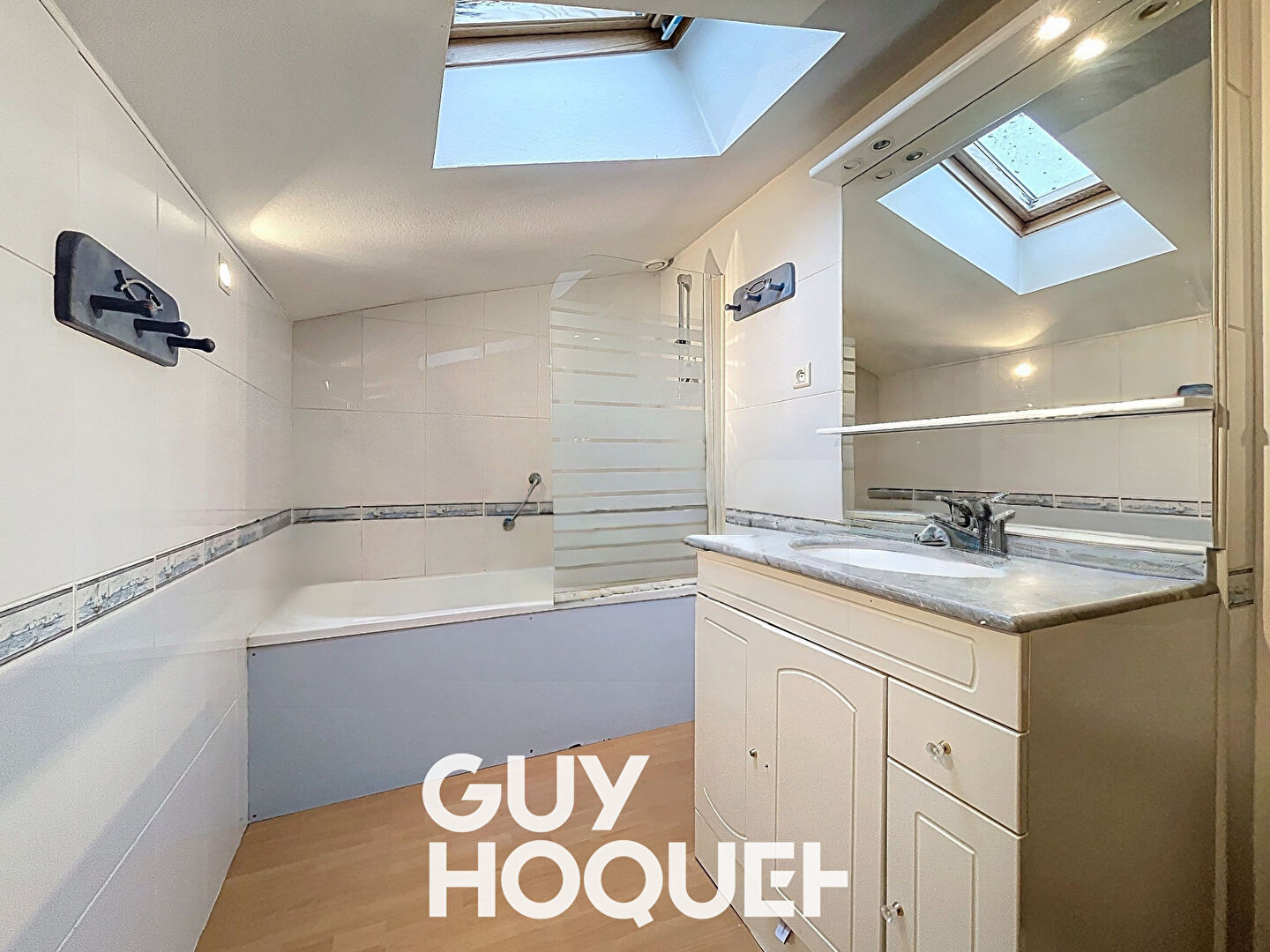 Maison ancienne rénovée + 3 Chambres  +  Dépendances - 01290 CROTTET